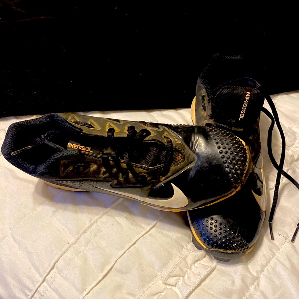 Boys Nike cleats. Size 5. Worn one season